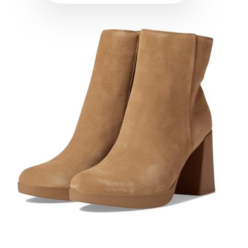 Naturalizer Genn-Reach heeled boot. Size 6